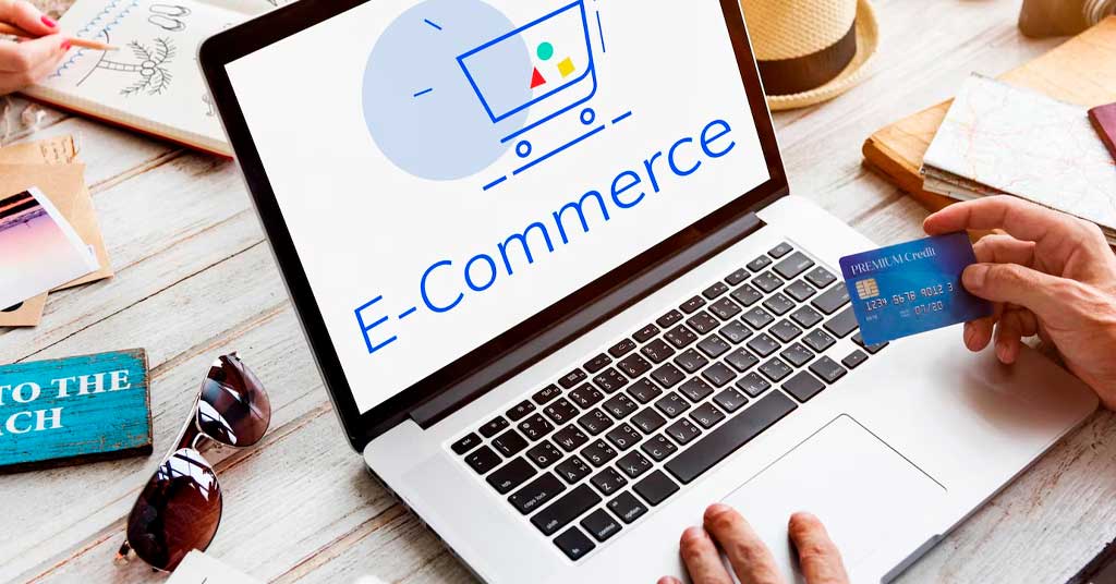 Laptop με οθόνη e-commerce και πιστωτική κάρτα στο χέρι