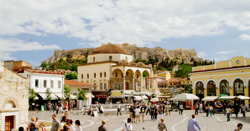 Η πλατεία Μοναστηρακίου με την Ακρόπολη στο βάθος, εκεί όπου χτυπά η εμπορική καρδιά της Αθήνας