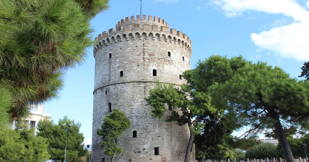 Ο Λευκός Πύργος στην παραλία της Θεσσαλονίκης, η πόλη όπου δουλεύει η ομάδα social media της Qbrains